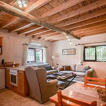Sleeps 4 Pool Air Con Wifi *